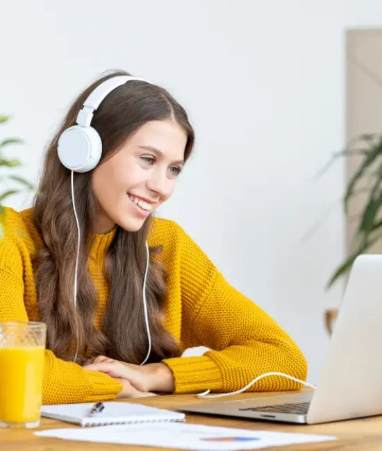 Mujer escuchando musica